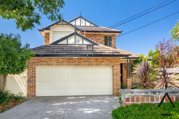 Spectacular Water Views in a Prestigious Location - Photo 1