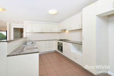 Well Presented 3 Bedroom Apartment - Photo 3