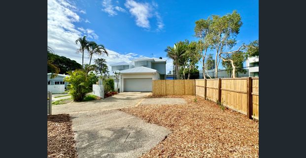 3 BEDROOM DUPLEX IN MERMAID BEACH! - Photo 1
