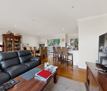 Spacious Family Townhouse - Photo 3