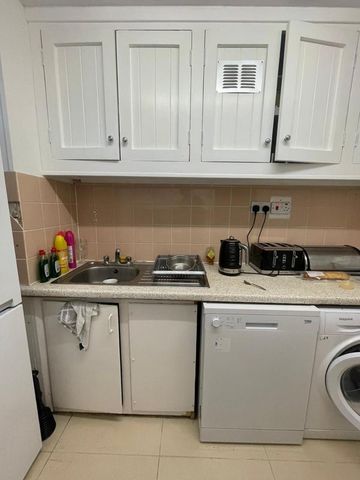 Bedsit, Clem Attlee Court, SW6 - Photo 4