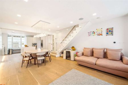 An exceptional example of a 5 bedroom period family home, in prime Hampstead village. - Photo 3