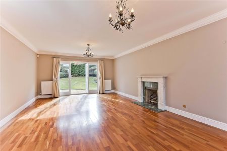 Sandringham Park, Cobham, KT11 - Photo 2