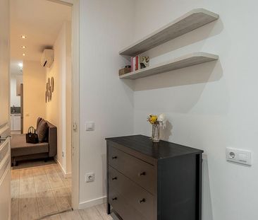 Cosy 1-Bedroom Apartment with Separate Study in Eixample - Photo 4
