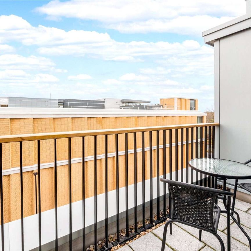 A bright top floor apartment - Photo 1