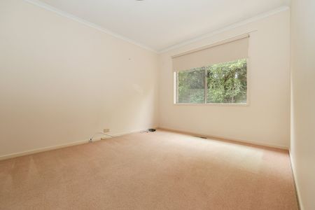 Bright and Spacious Family Home - Photo 4