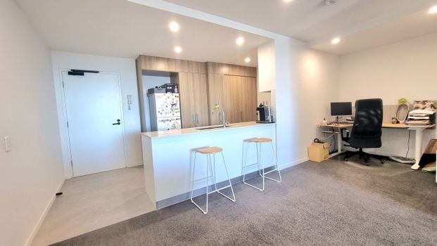 Modern 1 Bedroom + Study Nook Apartment with Bay Views $585/week - Photo 1