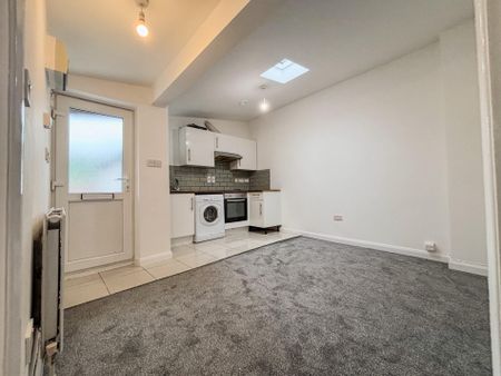 2 Bedroom Flat To Let - HP11 - Photo 5
