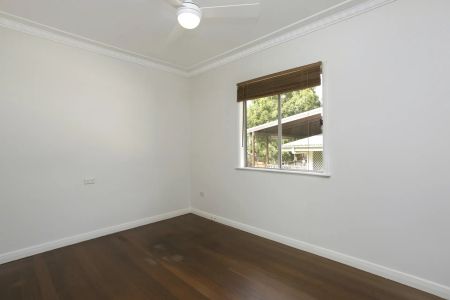 Spacious and Light-Filled Family Home in Desirable Holland Park - Photo 3