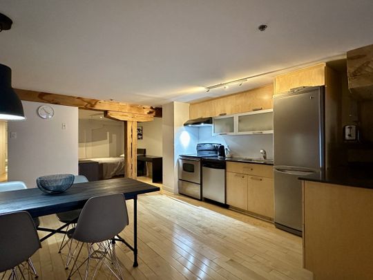 Superbe Condo situé dans le vieux-Montréal, complètement meublé et tout inclus. - Photo 1