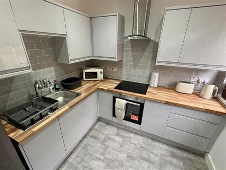 1 bedroom in a house share to rent - Photo 3