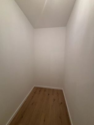 1190! Generalsanierte 2-Zimmer Wohnung mit neuer Küche ab Dezember 24! - Photo 1