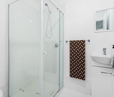 Bright, Spacious Four Bedroom Home - Your Perfect Ingle Farm Retreat! - Photo 4