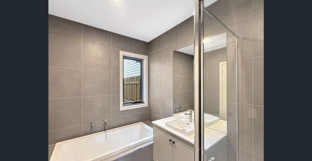 🏡 3-Bedroom townhouse in Eynesbury - Photo 1