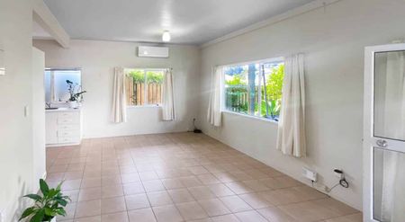 Private Two Bedroom Unit, Great Location! - Photo 2