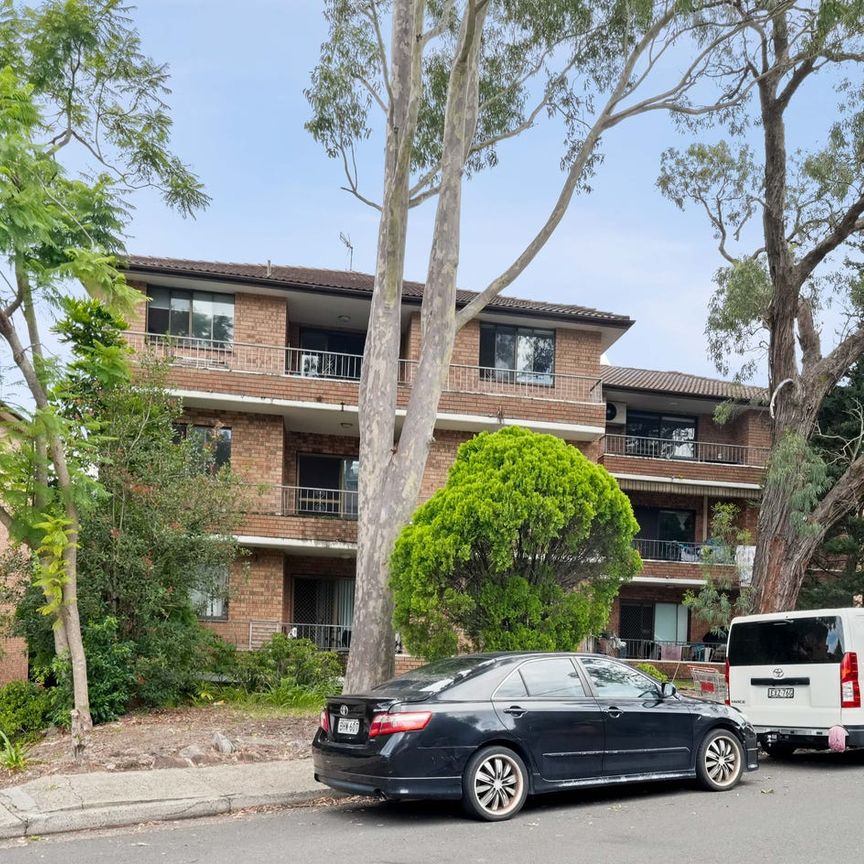 ONE BEDROOM IN HANDY LOCATION - Photo 1