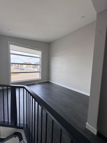 Evergreen - 3 Bedrooms/2 Bathrooms - Upper Unit - 587 Kloppenburg Cres - Photo 5