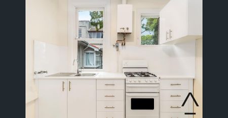 Spacious Top Floor Two Bedroom Apartment - Photo 4