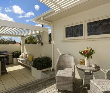 Executive Central Avenues Character - Photo 4