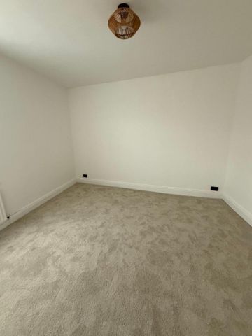 3 bedroom end of terrace house to rent - Photo 2