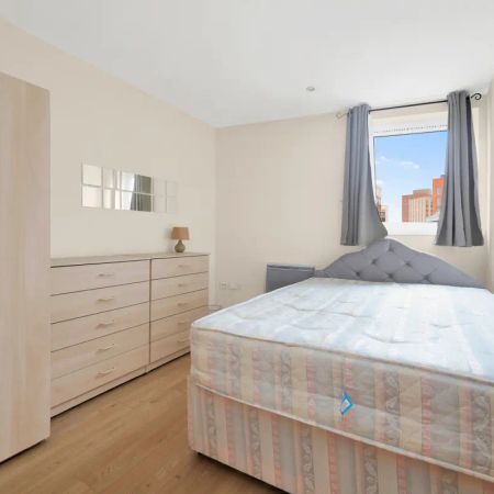 3 bedroom flat in Smugglers Way - Photo 3