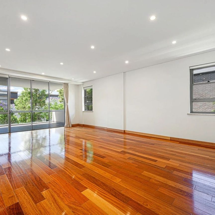 OVERSIZED APARTMENT IN PRIME LOCATION - Photo 1