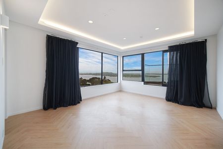 Designer 5 Bedroom Home Hillsborough - Photo 5