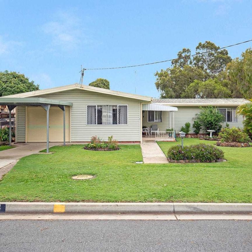 FANTASTIC POSITION - QUICK STROLL TO SHOPS AND BROADWATER PLUS SEPARATE TEENAGE RETREAT! - Photo 1