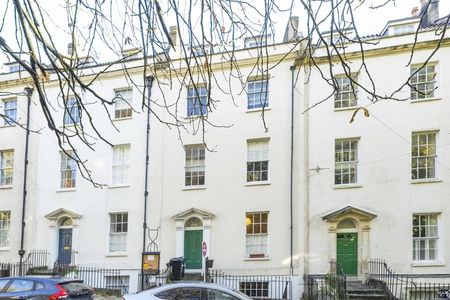 3 Bed Flat - Photo 4