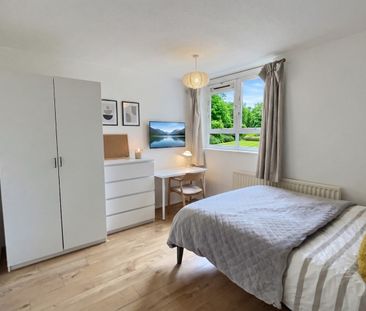 Room in a Shared Flat, Keevil Drive, SW19 - Photo 1