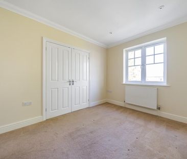 Green Lane, Hersham, Surrey, KT12 - Photo 2
