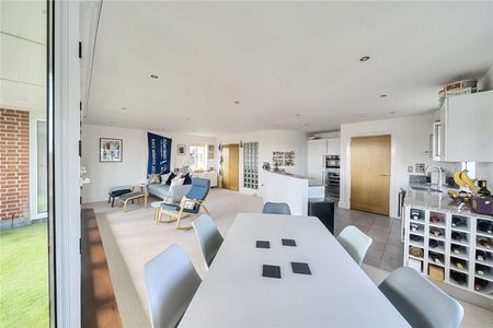 A beautifully appointed town house in the heart of the highly sought-after village of Hamble. - Photo 4