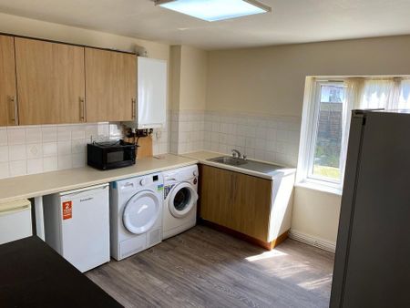 3 bedroom flat to rent - Photo 5
