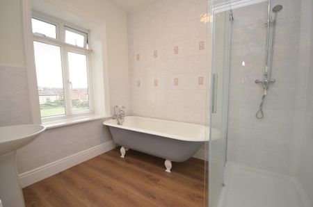 4 bedroom detached house to rent - Photo 2