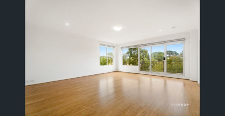 LOCATION! SIZE! LIFESTYLE! RENOVATED! - Photo 3