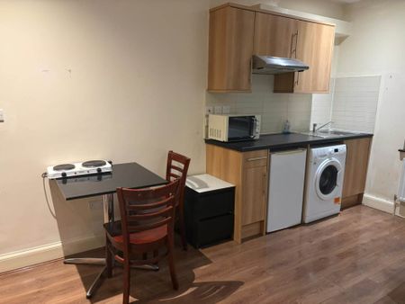 Price £1,100 pcm - Available 17/01/2026 - Furnished - Photo 4