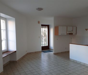 Centre-bourg, appartement en rez-de-chaussée - Photo 1