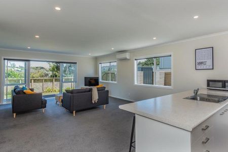 Modern & Sunny Townhouse - Photo 3