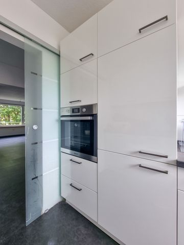 Modernisierte u. renovierte 3-Zi.-Wohnung mit Wintergarten-Balkon, Einbauküche u ... - Photo 2