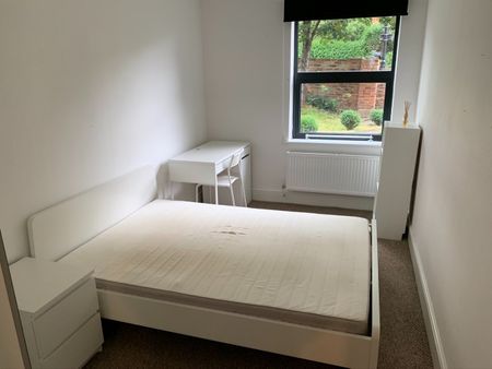 4 Bed Flat, Clarendon Road, LS2 - Photo 3