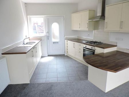 2 bedroom semi-detached bungalow to rent - Photo 2