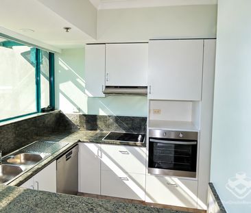 Stunning Riverfront Apartment with Spectacular City & River Views - Photo 4