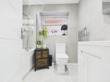 Station Crescent, Ashford, Surrey,TW15 - Photo 5