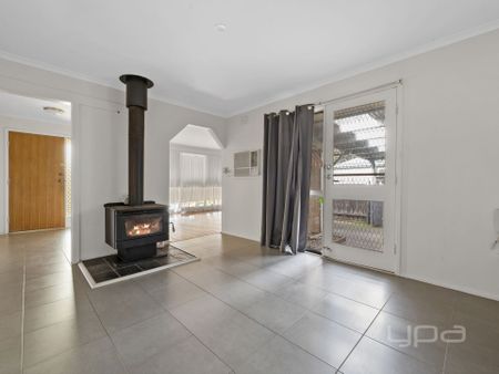 3 BEDROOM FAMILY HOME - Photo 3