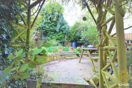 5 bedroom semi-detached house to rent - Photo 4