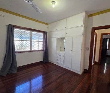 Charming Two-Bedroom Home with Spacious Yard - Photo 3