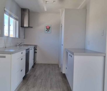 Stylish Spacious Three Bedroom Apartment! - Photo 4