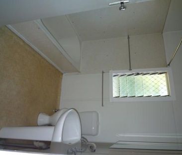 Idyllic suburban home with ample space - Photo 5