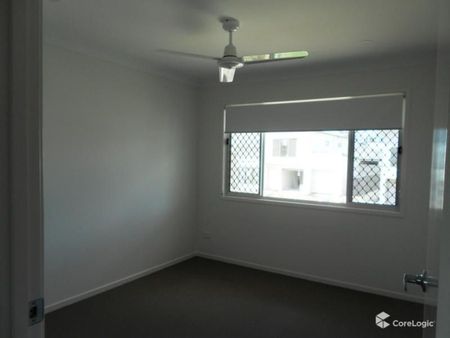 Stylish Townhouse in Coomera – Contemporary Living in a Prime Location - Photo 4