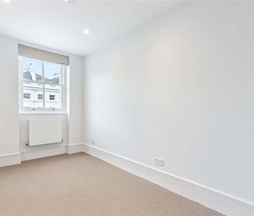 A lovely and bright two bedroom apartment situated on an upper floor of a grand stucco fronted building in Lancaster Gate with a lift - Photo 4